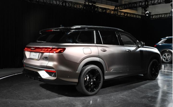 长度赶超奥迪Q7、宝马X5，提供6/7座椅布局，奥迪Q6发出真香警告