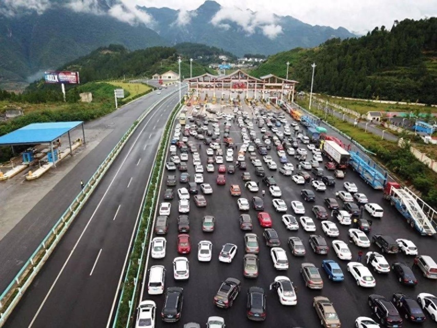 国庆高速堵车堵到崩溃，强烈建议新能源车这些鸡肋配置标配