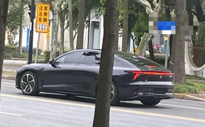 极越07现身街头，配无框车门+电动尾翼，搭百度高阶智驾
