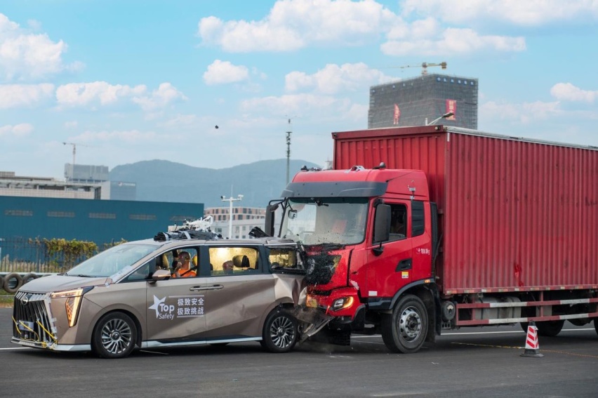 一场史无前例的货车“前后夹击”  验证M8宗师是真安全！