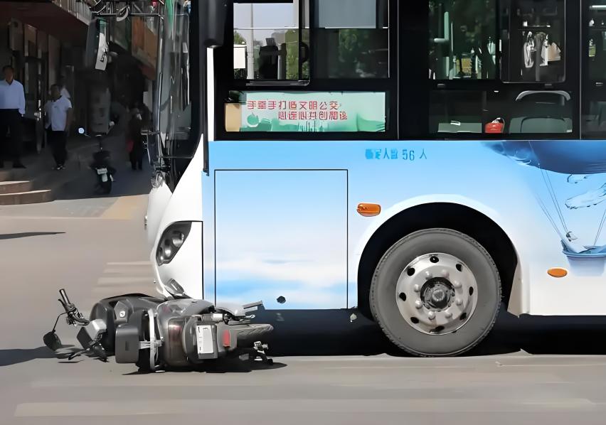 退休人员被公交撞致两次入院，能主张误工费吗？