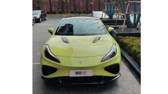 国产平民纯电跑车！双门四座+纵置大屏，哪吒E实车谍照曝光