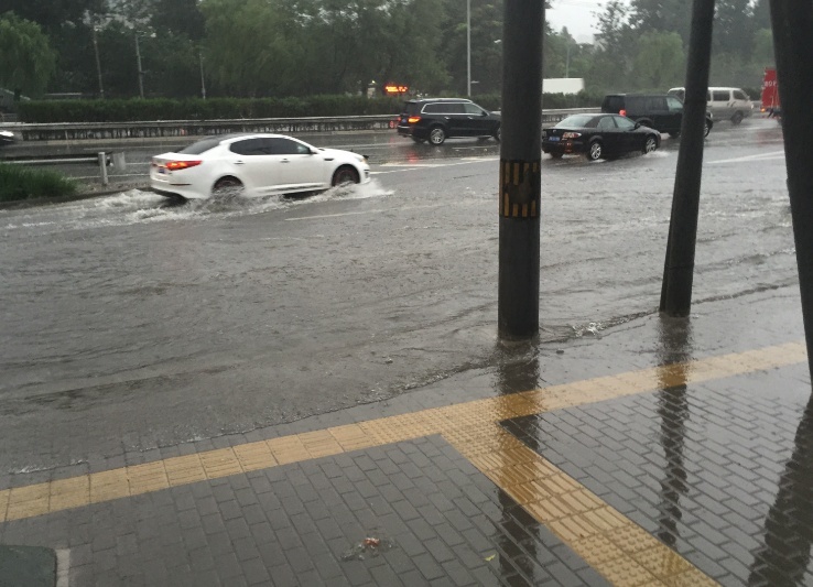通过积水路段，油车和电车哪个更容易趴窝？