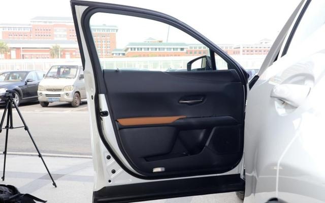 雷克萨斯UX，一台卖着豪华中型SUV价格的“伪豪车”！