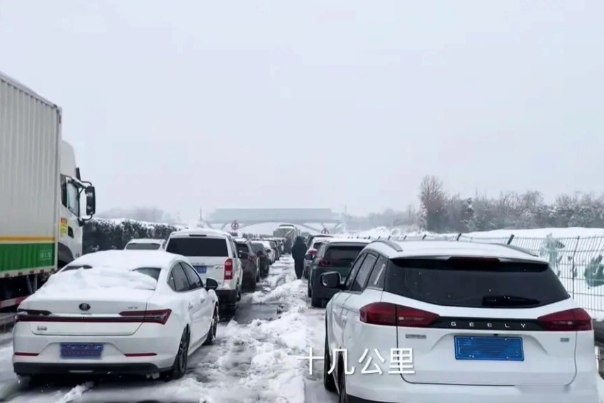 暴雪下的高速：信电动车还是燃油车？