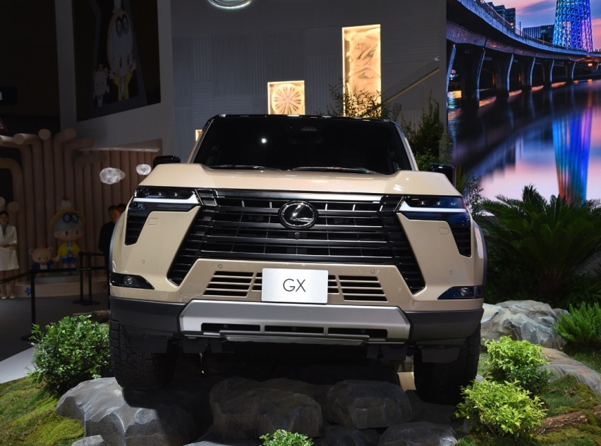 2024款雷克萨斯GX 550，长4950mm，搭载3.5T+10AT