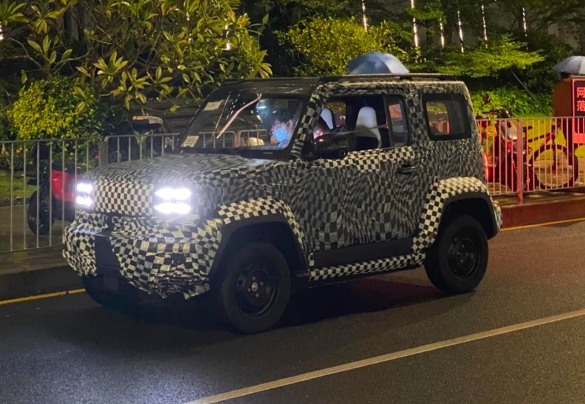 五菱新代步小车现身街头，硬派不输吉姆尼，配双联屏，续航300km