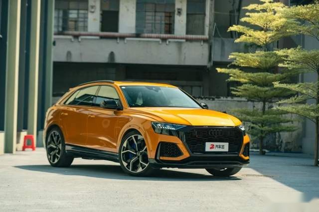 RS Q8的“性能”该怎么测？最低油耗8L出头、油箱加满花费近一千