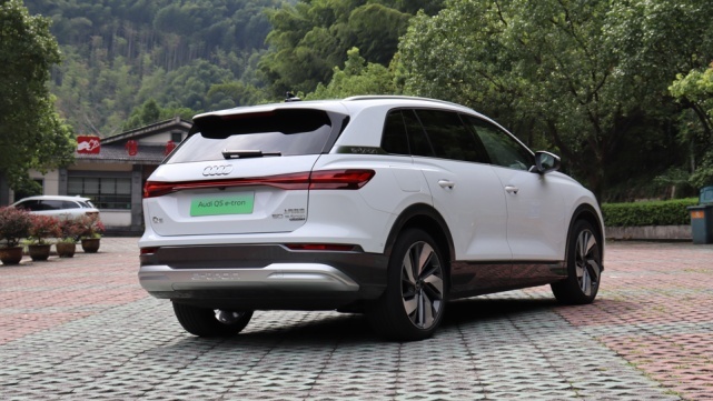 近5米的SUV，开着却像性能车？试驾奥迪Q5 e-tron