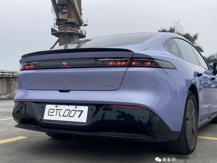 东风奕派eπ007试驾：16万不到的价格，比极氪007还运动？