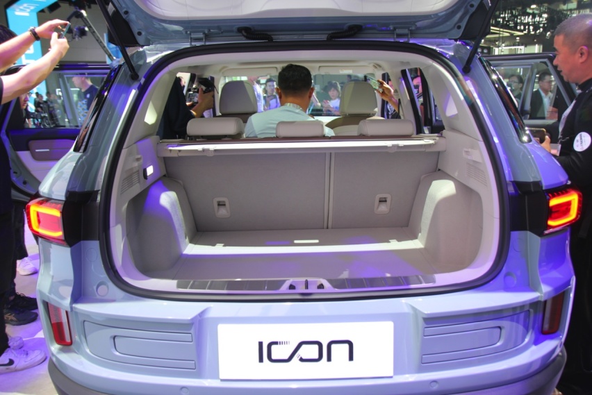 吉利再出新款SUV，颠覆之前设计，限量版15分钟订完