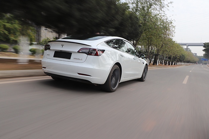 特斯拉Model 3高性能版性能测试，零百加速体验堪比蹦极！