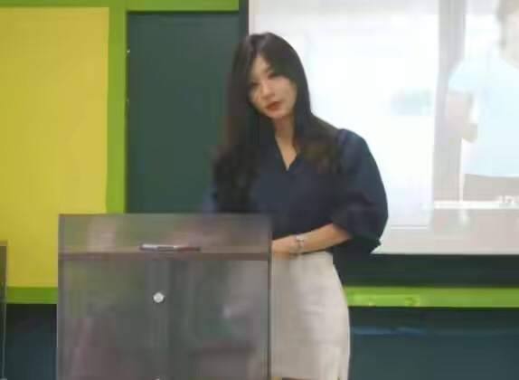 最美老师走红网络 网友评价：“长城学院”的颜值最高