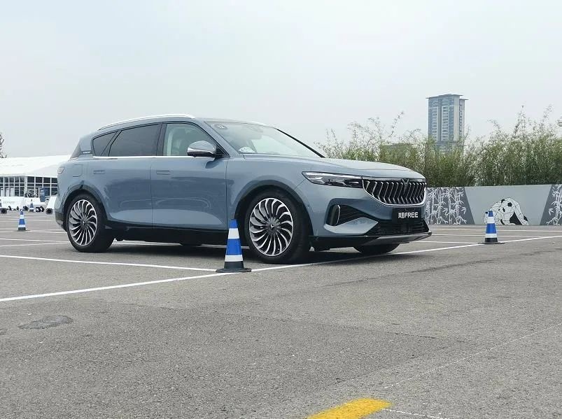 零百4.5秒带空悬，体验过后方知岚图FREE出众的远不止性能