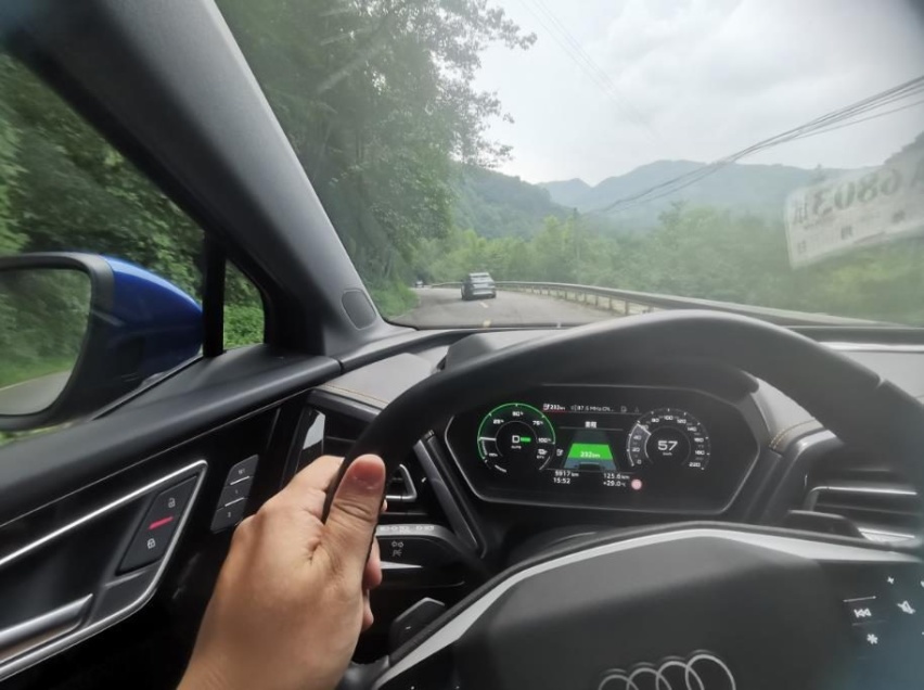 德味十足的纯电SUV，奥迪Q4 e-tron山路表现让人上瘾