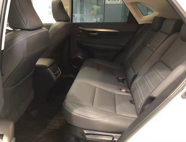 实拍雷克萨斯NX，外观犀利+内饰一般，这轴距能叫中型SUV？
