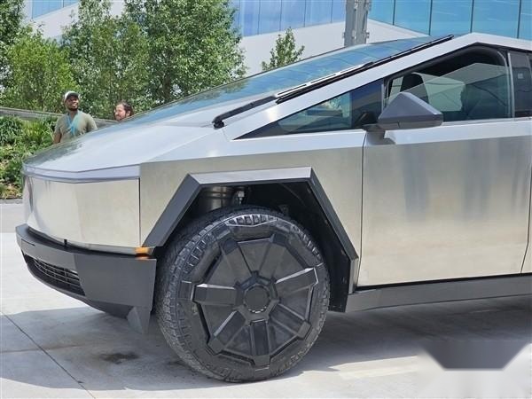 特斯拉官宣第一辆电动皮卡Cybertruck下线！