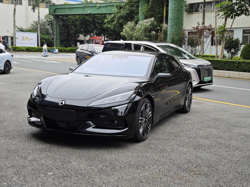 腾势Z9 GT实车现身，长近5米2+无框车门，配966马力+后轮转向