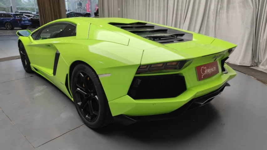 兰博基尼Aventador LP700-4半价！男生眼里的大牛女生眼里是什么？