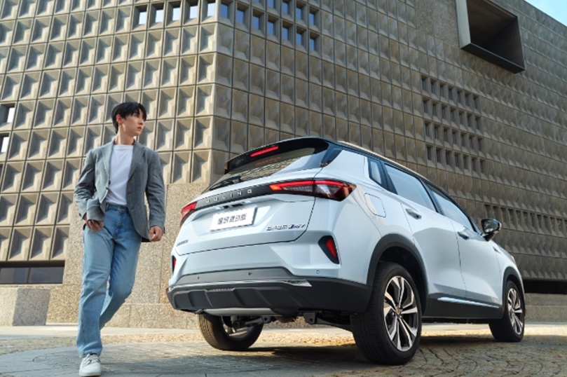 超能打全能SUV 五菱星辰混动版驭电而来