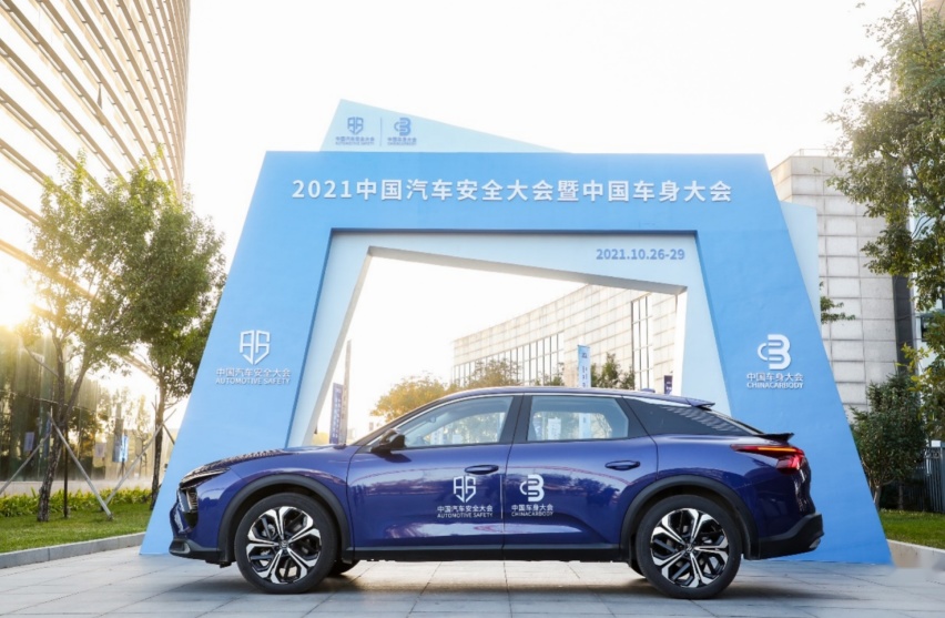 凭实力获奖 凡尔赛C5 X领取“2021中国十佳车身”大奖