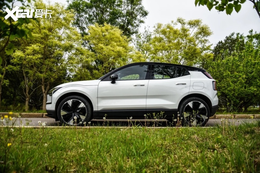 沃尔沃ex30小型纯电suv上市 售价20.8万起