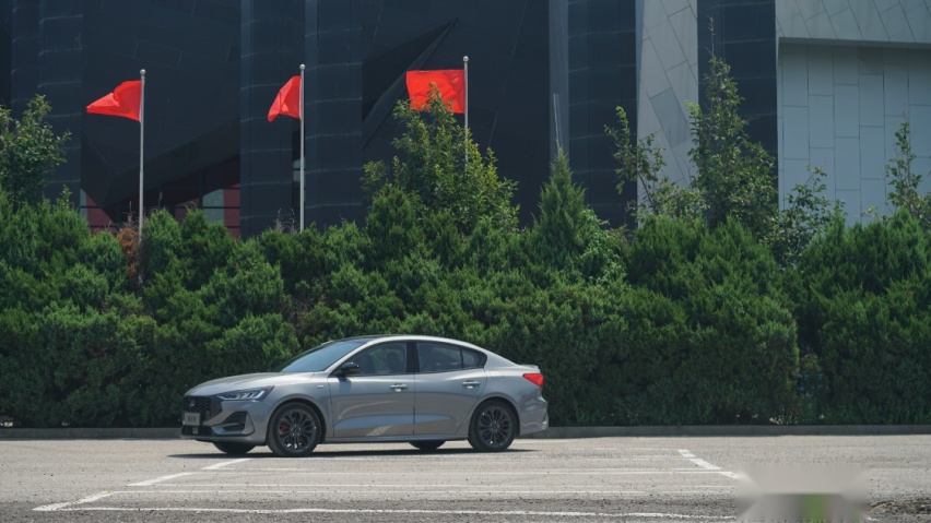 能否重回焦点 搭载4缸发动机，试驾体验2022款福克斯