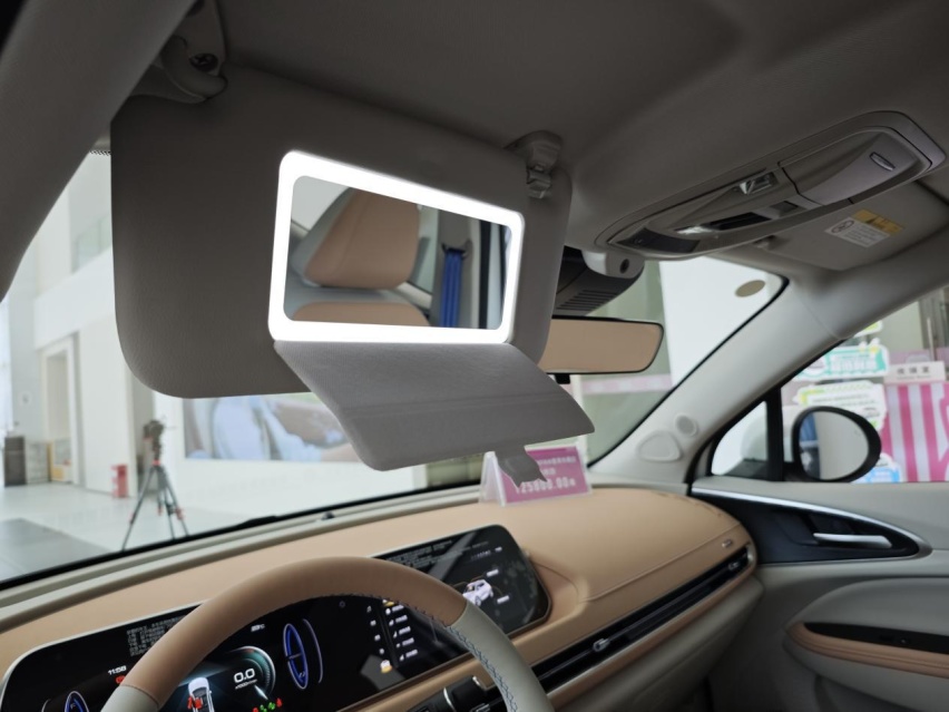 适合女性的纯电小车，2024款欧拉好猫到店实拍，降价还增配