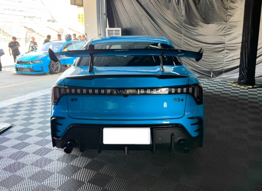 国产高性能车，搭载双增压2.0T+四驱，轻量化设计，有大尺寸尾翼