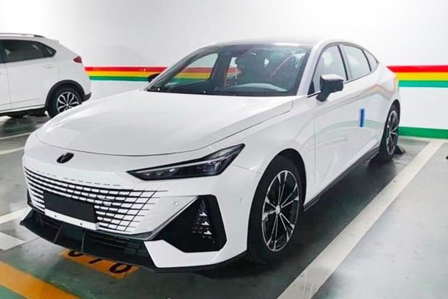 “自主版A7L”？长安UNI-V实车曝光，带电动升降尾翼，轿跑范儿