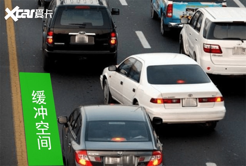 开车总被加塞,气不过又没办法:5个技巧,轻松拿捏