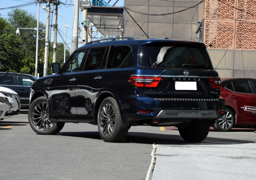 车长超5米3，后排座椅可放平，搭载5.6L V8引擎，气场比奥迪Q7强