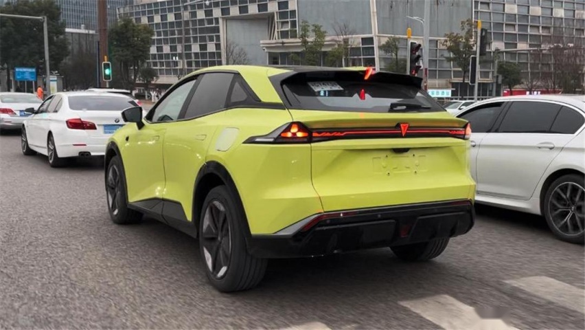 长安深蓝S7现身街头，或20万以内，还看特斯拉Model Y？