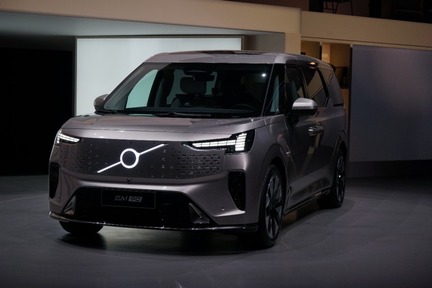 售价81.8万元，沃尔沃首款纯电豪华MPV EM90全球首发