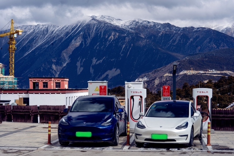 特斯拉Model X Plaid空降春城，人形机器人惊喜登场