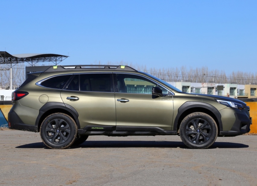 31.28万买进口中型SUV,搭水平对置发动机,标配全时四驱