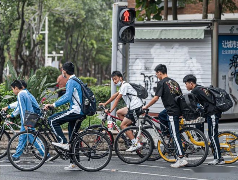 好意开车或骑车带人发生事故，事故赔偿责任应当由谁来承担