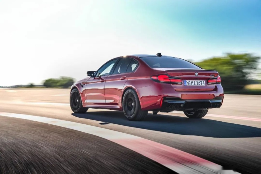 新款宝马M5 vs 奔驰E63 AMG，看完就知道怎么选了！