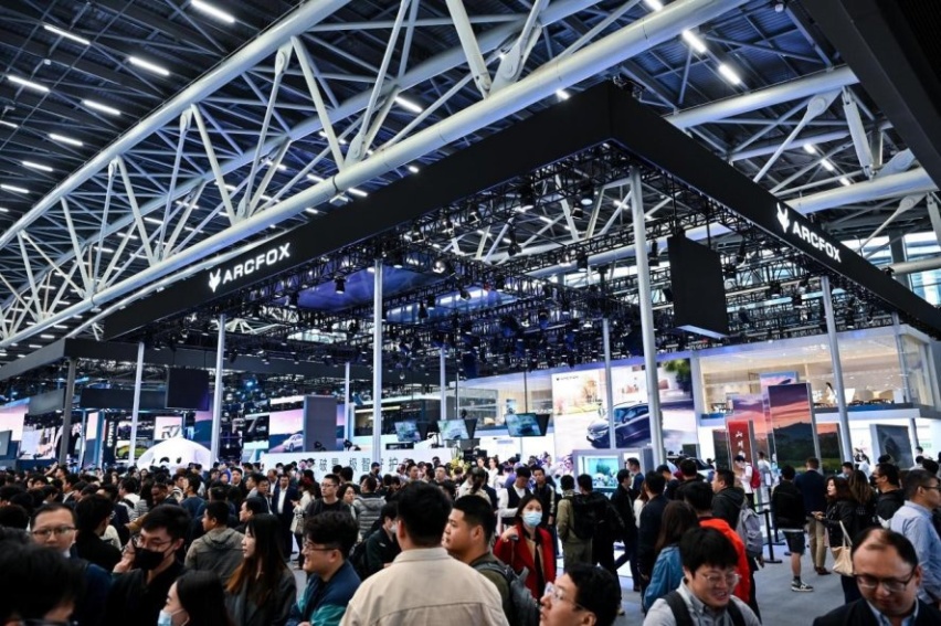 赏鑫.粤目：越级豪华，极狐汽车阿尔法T5重新定义家车豪华观