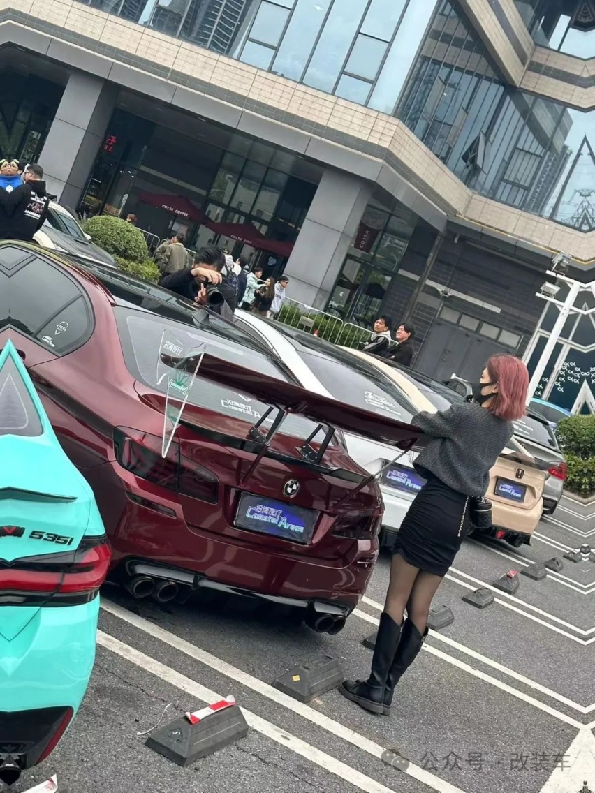 尾翼能晾衣服的姿态风宝马528Li，让原本低调的外观变得很战斗