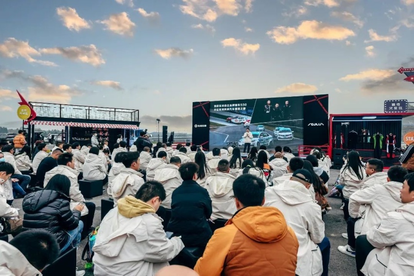 国宝级赛道王非它莫“蜀”！粉丝同庆年度4连冠荣耀时刻