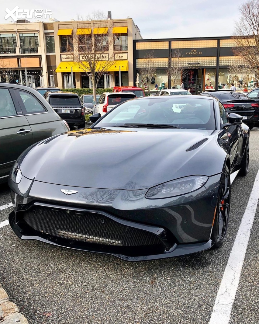 阿斯顿马丁v8vantage实车简洁硬朗的设计