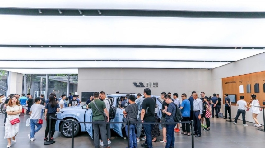 繁华商圈开店卖车，吉利要与造车新势力抢客