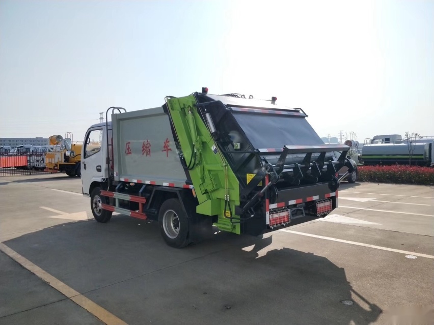 东风多利卡6方压缩式垃圾车 国五后挂桶式垃圾车图片