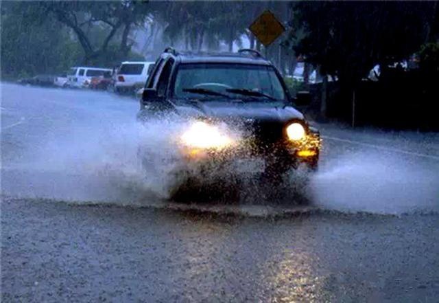 台风暴雨天行车，该做些什么更安全？