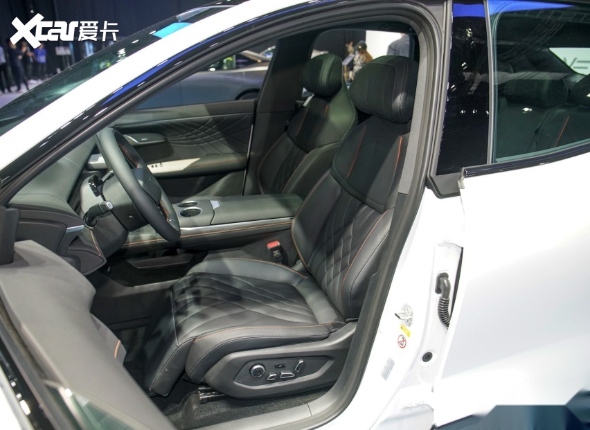 首款超级增程SUV“王炸”上市！不足15万续航1120Km，配无框车门