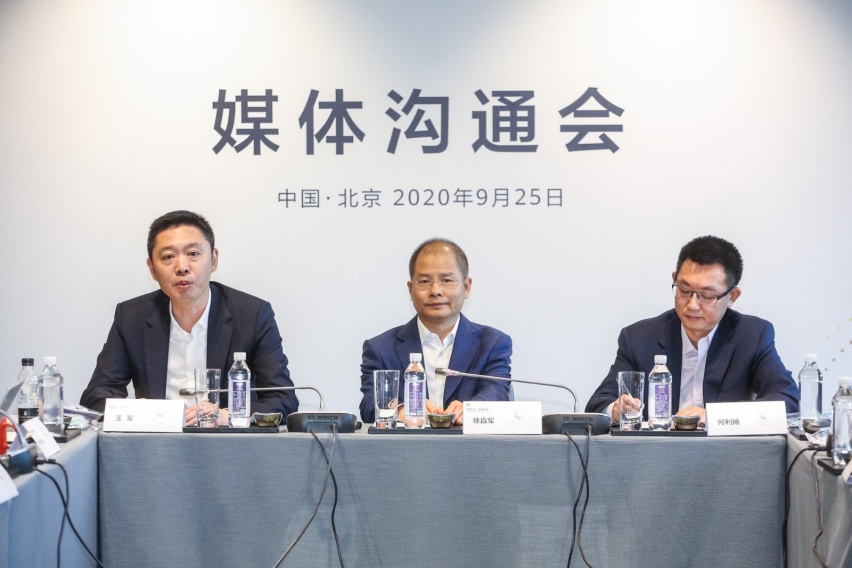 华为轮值董事长徐直军（中）