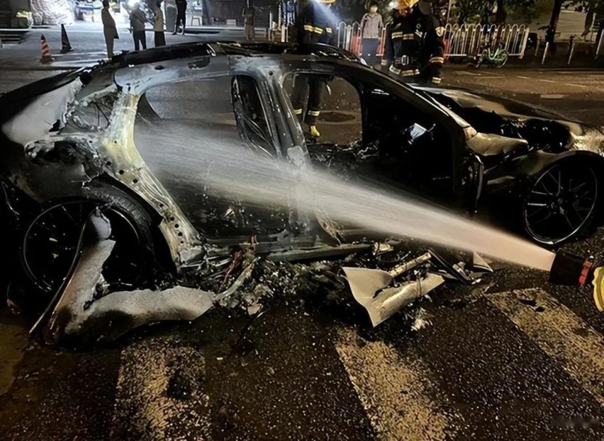 又是车门无法打开！保时捷电动车碰撞起火车主被活活烧死