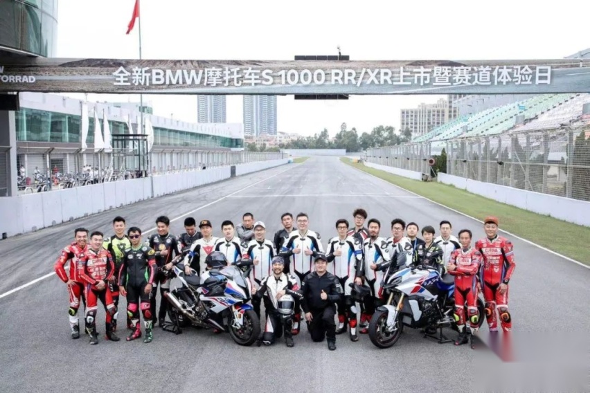 宝马直列四缸摩托车前一秒上新,后一秒就让我们去赛道激情了一把