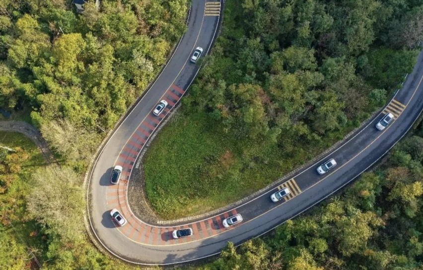 出游季的马路吸睛神器——新国潮轿跑SUV奔腾B70S
